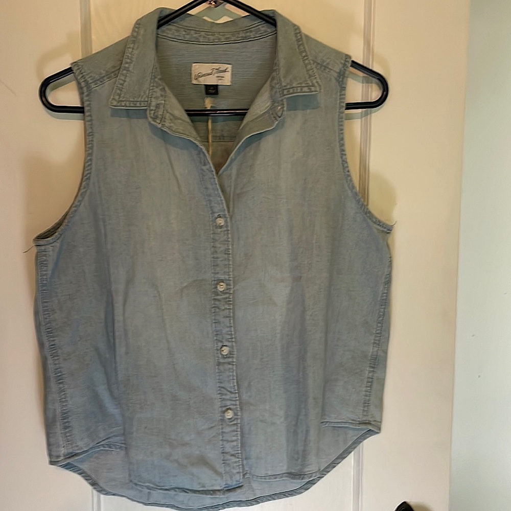 Universal Threads Sleeveless Chambray Top